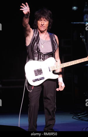 Il chitarrista Jeff Beck è mostrato esibirsi sul palco durante un 'live' aspetto di concerto. Foto Stock