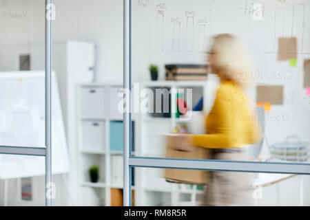 Irriconoscibile donna perdere il lavoro Foto Stock