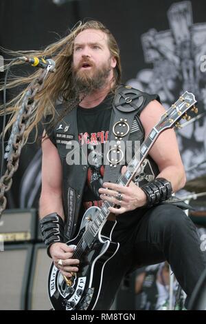 Il chitarrista Zakk Wylde dei Black Label Society è mostrato esibirsi sul palco durante un concerto Ozzfest aspetto. Foto Stock