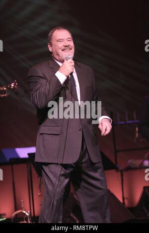 Il sangue, sudore e lacrime cantante David Clayton-Thomas è mostrato sul palco durante uno dei gruppi 'live' concerti. Foto Stock