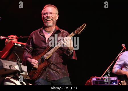 Il sangue, sudore e lacrime il chitarrista Dave Gellis è mostrato esibirsi sul palco durante un 'live' aspetto di concerto. Foto Stock