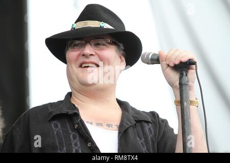 Il cantante e armonicista John Popper è mostrato esibirsi sul palco durante un 'live' aspetto di concerto con il Blues Traveler. Foto Stock