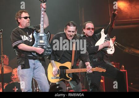 Blue Oyster Cult band membri sono mostrati durante uno dei gruppi concerti. Foto Stock