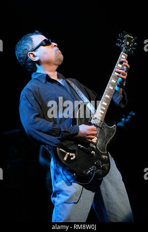 Blue Oyster Cult chitarrista e cantante Eric Bloom è mostrato sul palco durante un 'live' prestazioni di concerto. Foto Stock