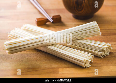 Materie udon noodles su un tavolo di legno. Foto Stock