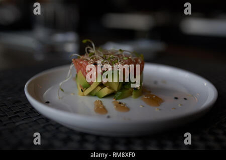 Un piatto con salmone e avocado Foto Stock