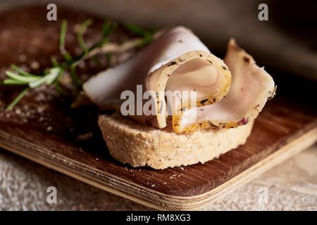 Fettina di lardo sul pane Foto Stock