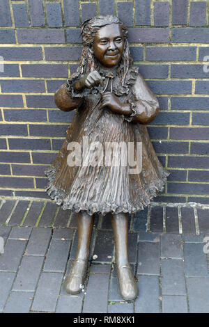 Statua della figlia Joyce del dottor Alfred Salter (16 giugno 1873 - 24 agosto 1945) in Bermondsey che era un British medical practitioner e il lavoro politico del partito. Foto Stock