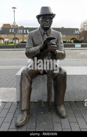 Statua di Dr Alfred Salter (16 giugno 1873 - 24 agosto 1945) in Bermondsey che era un British medical practitioner e il lavoro politico del partito. Foto Stock