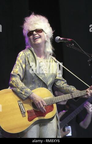 Cantante, compositore e chitarrista Christine Ohlman è mostrato esibirsi sul palco durante un 'live' aspetto di concerto con Rebel Montez. Foto Stock