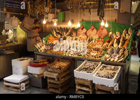 Istanbul, Turchia - 06 Gennaio 2012: un pescivendolo lavora presso il suo stand in lui il mercato del pesce vicino al Ponte di Galata chiamato Karakoy Balik Pasari con molti pesci Foto Stock