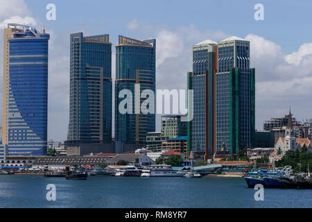 TANZANIA Daressalaam, bay, nuovo appartamento torre, Azam ferry terminal cattolica e la cattedrale di San Giuseppe, costruito durante il tedesco tempo coloniale Foto Stock