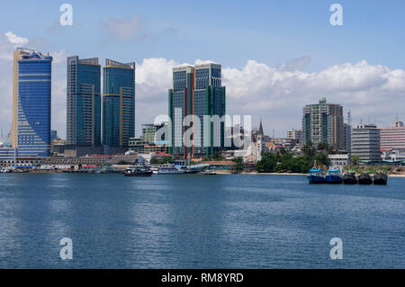 TANZANIA Daressalaam, bay, nuovo appartamento torre, Azam ferry terminal cattolica e la cattedrale di San Giuseppe, costruito durante il tedesco tempo coloniale Foto Stock