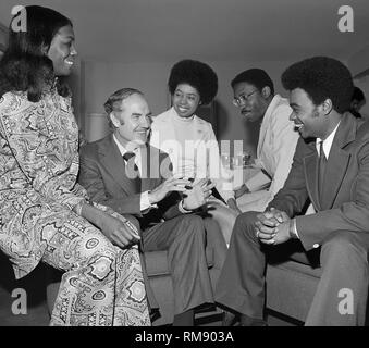 Il candidato presidenziale George McGovern risponde con un gruppo di African American elettori prima di un concerto di beneficenza in aprile 15, 1972 Al Forum di Los Angeles con James Taylor, Carole King, Barbra Streisand e Quincy Jones. Foto Stock