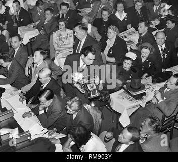 Un photographer di notizie si muove attraverso un pubblico in ascolto di un discorso a Chicago, ca. 1944. Foto Stock