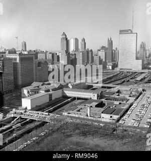 Vista aerea guardando a nord oltre l'Istituto d'Arte su Michigan Avenue al lato nord di Chicago, ca. 1960. Foto Stock