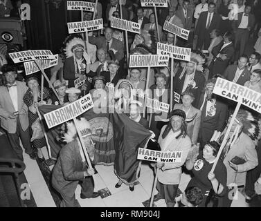 Un gruppo di delegati di Idaho a Chicago's Blackstone Hotel vestire come i nativi americani e mettere su una dimostrazione Promuovere New York Gov. Averell Harriman per il 1956 democratica nomina presidenziale in Chicago. Foto Stock