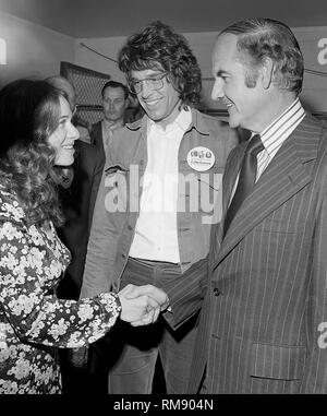 Il cantante Carole King saluta il candidato presidenziale George McGovern prima di un concerto di beneficenza in aprile 15, 1972 Al Forum di Los Angeles con James Taylor, Carole King, Barbra Streisand e Quincy Jones. Foto Stock