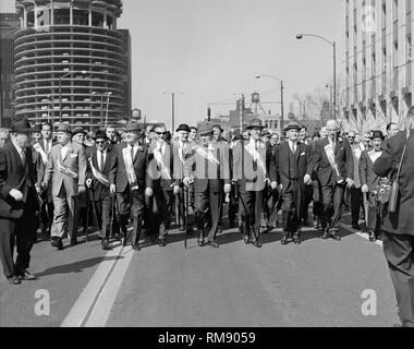 Il sindaco di Chicago Richard J. Daley, centro inaugura l annuale per il giorno di San Patrizio sfilano marciando verso il basso stato di strada con la sua cadre di democratica politici ca. 1960. Foto Stock