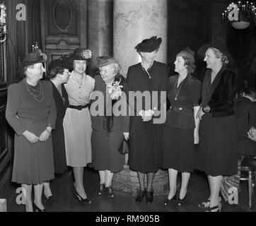 La First Lady Eleanor Roosevelt ha mostrato a donna National Press Club in Washington DC con da sinistra, Eloise Davidson, Harriet Elliott, Oveta Hobby, Firenze Kerr, Roosevelt, Louise Daniels, estere e Van Wagoner Tufty Novembre, 25, 1941. Foto Stock