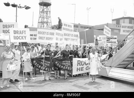 I sostenitori del Gov. Nelson Rockefeller, compreso il "Sottovesti Politicos per Rockefeller' group, attendono il suo arrivo all aeroporto di Midway per la Convention Nazionale Repubblicana nel 1960. Foto Stock