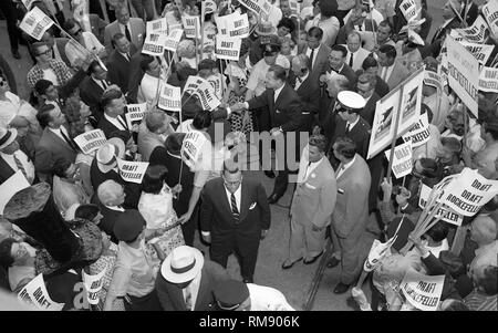 New York Gov. Nelson Rockefeller arriva al Conrad Hilton Hotel durante il 1960 Convention Nazionale Repubblicana in Chicago. Foto Stock