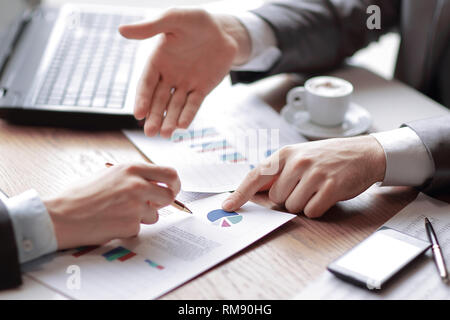 La gente di affari e i partner stanno analizzando le cifre relative alle vendite questo y Foto Stock