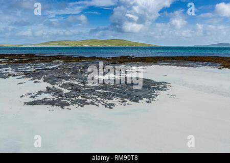 Idilliaco paesaggio marino con la bassa marea, Isle of Barra, Ebridi Esterne, Scotland, Regno Unito Foto Stock