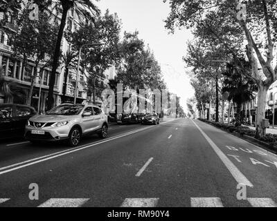 Barcellona, Spagna - Nov 12, 2017: Barcellona boulevard con vista sfocati di autobus e automobili Foto Stock