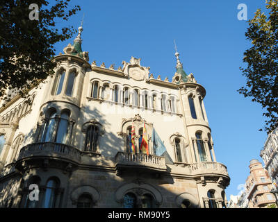 Barcellona, Spagna - Nov 12, 2017: Majestic Circulo Ecuestre facciata del club privato sulla Carrer de Balmes con cielo blu chiaro in background Foto Stock