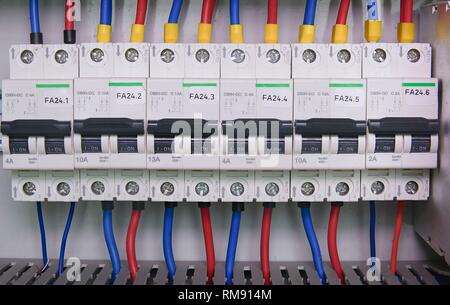 L'immagine mostra l'armadio di controllo. Dispositivo elettrico e gli interruttori di circuito interno scatola di alimentazione Foto Stock