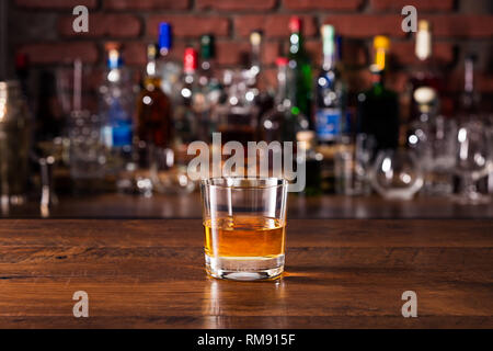 Il whiskey rinfrescanti cocktail ordinato su una barra Foto Stock