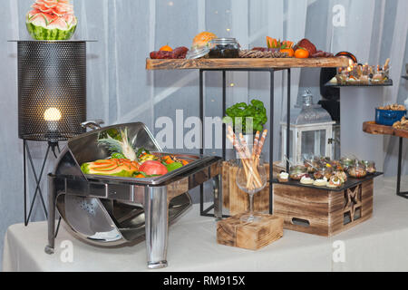Vassoio a buffet con frutta fresca presso l'hotel Prima colazione a buffet di cibo di catering Foto Stock