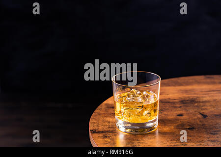 Il whiskey rinfrescanti cocktail di rocce su un tavolo Foto Stock