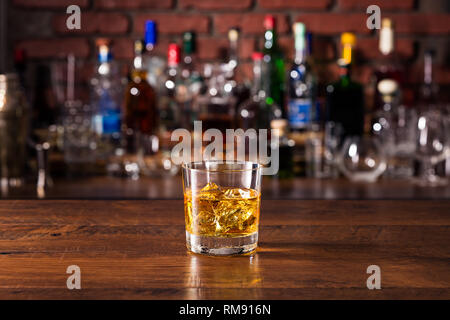 Rinfrescante rocce di whiskey cocktail sul bar Foto Stock