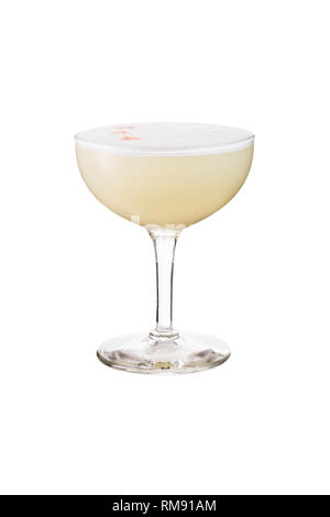 Aggiornamento Pisco Sour Cocktail sul bianco con un tracciato di ritaglio Foto Stock