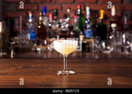 Aggiornamento Pisco Sour cocktail sul bar Foto Stock