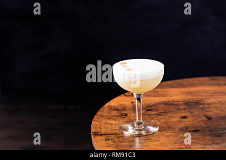 Aggiornamento Pisco Sour Cocktail su un tavolo Foto Stock