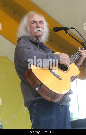 Cantante, compositore e chitarrista David Crosby è mostrato esibirsi sul palco durante un 'live' aspetto di concerto. Foto Stock