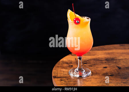 Il Rum rinfrescante cocktail Hurricane su un tavolo Foto Stock