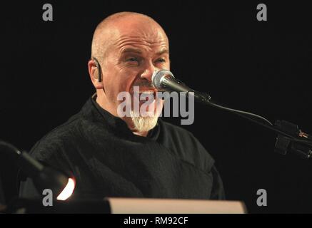 Il cantante e cantautore Peter Gabriel che per primo ha raggiunto la fama come il cantante e flautista del gruppo rock progressivo Genesis, è mostrato sul palco di eseguire con il suo assolo band durante un concerto aspetto. Foto Stock