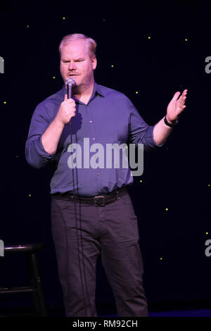 Il comico, attore, voice-over artista e autore Jim Gaffigan è mostrato esibirsi sul palco durante un 'live' aspetto. Foto Stock