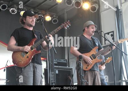 I musicisti Lo Faber e Aaron Maxwell di Dio Street vino sono mostrati esibirsi sul palco durante un 'live' aspetto di concerto. Foto Stock