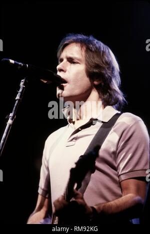 Cantante, compositore e chitarrista Bob Weir dei Grateful Dead è mostrato esibirsi sul palco durante un 'live' morto show. Foto Stock