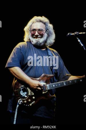 Cantante, compositore e chitarrista Jerry Garcia dei Grateful Dead è mostrato esibirsi sul palco durante un 'live' aspetto di concerto. Foto Stock
