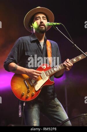 Il chitarrista Jackie Greene è mostrato esibirsi sul palco durante un 'live' aspetto di concerto con Warren Haynes & Mare Allstars. Foto Stock