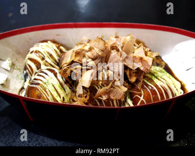 Foto di una piastra di cottura di fresco Takoyaki Foto Stock