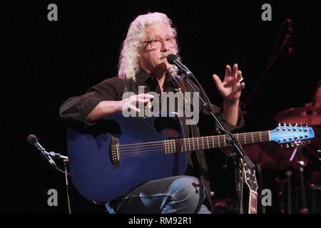 Cantante, compositore e chitarrista Arlo Guthrie è mostrato esibirsi sul palco durante un 'live' aspetto di concerto. Foto Stock