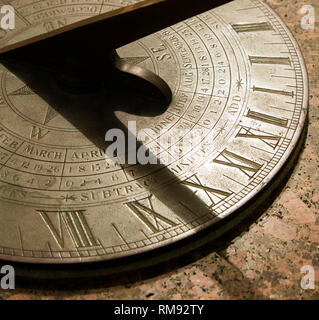 Il sole proietta un ombra su un antico orologio solare Foto stock