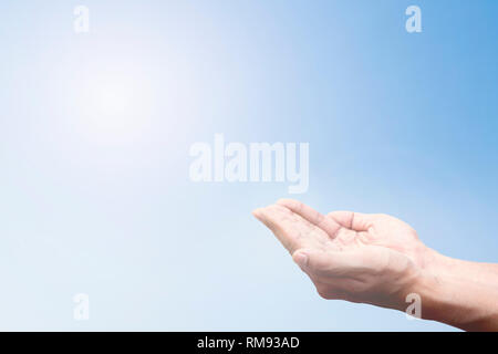 Pregando la mano e la croce sfondo sfocato. Foto Stock